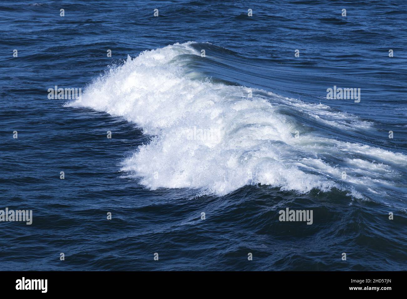 Stürmischer Blick aufs Meer, tiefblaue Wasseroberfläche mit Welle und Schaum, natürliches Hintergrundfoto Stockfoto