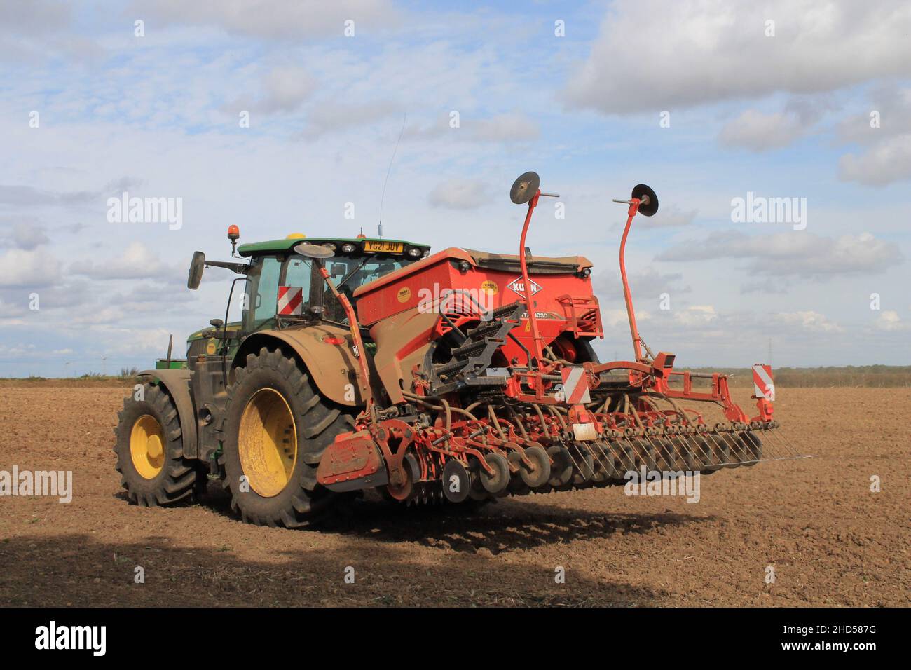 Garforth in der Nähe von Leeds West Yorkshire, Großbritannien 18th. Juli 2021 Bauer pflügt und sät ein Feld mit Traktor und Sämaschine an einem Sommermorgen Stockfoto