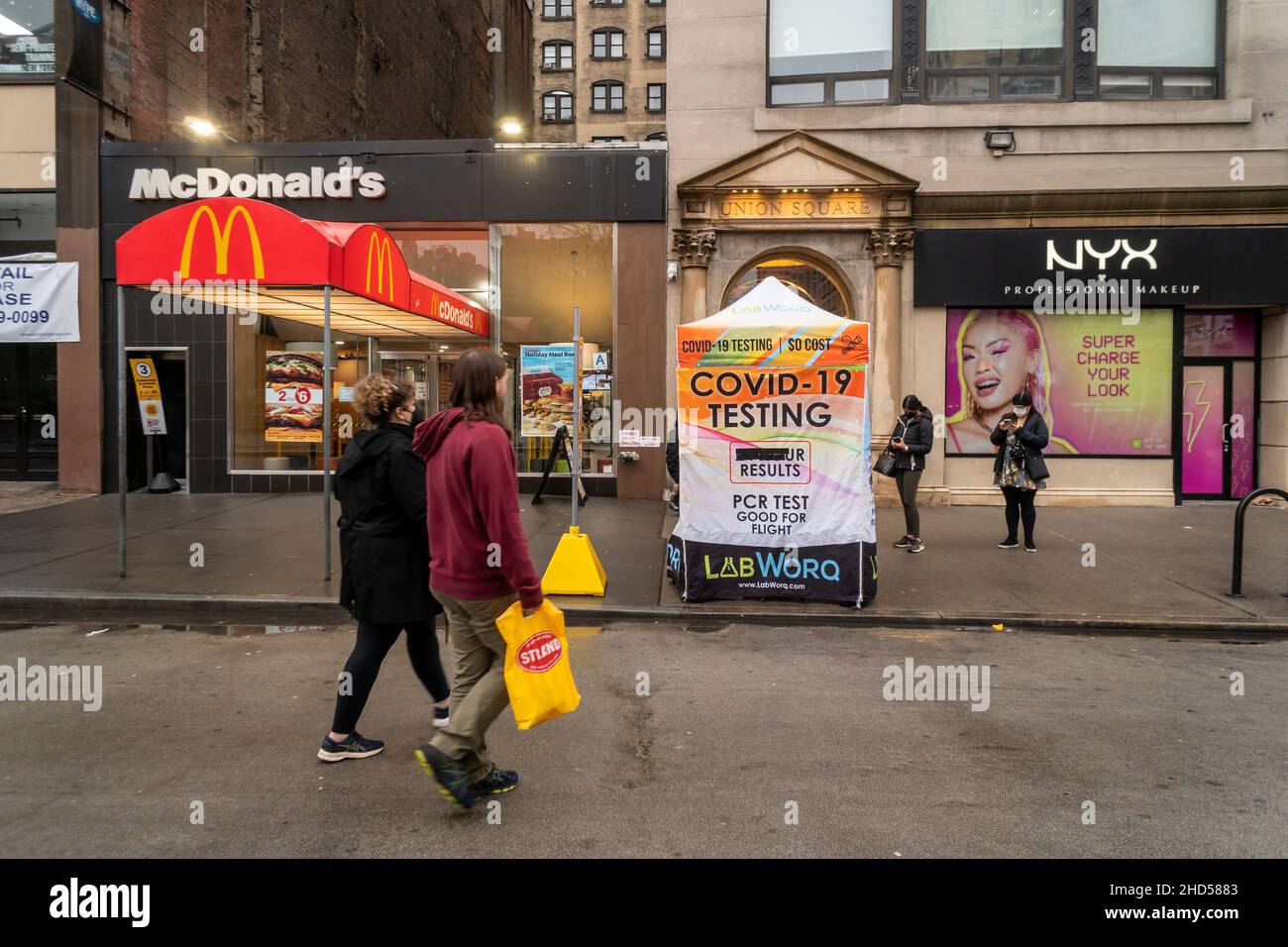 Am Samstag, den 1. Januar 2022, findet am New Yorker Union Square eine COVID-Prüfung zum Neujahrstag statt. . (© Richard B. Levine) Stockfoto