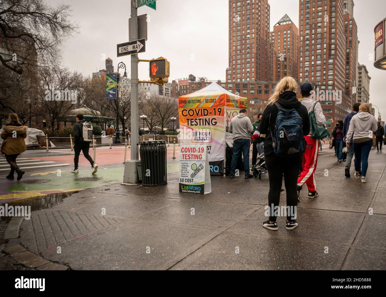 Am Samstag, den 1. Januar 2022, findet am New Yorker Union Square eine COVID-Prüfung zum Neujahrstag statt. . (© Richard B. Levine) Stockfoto