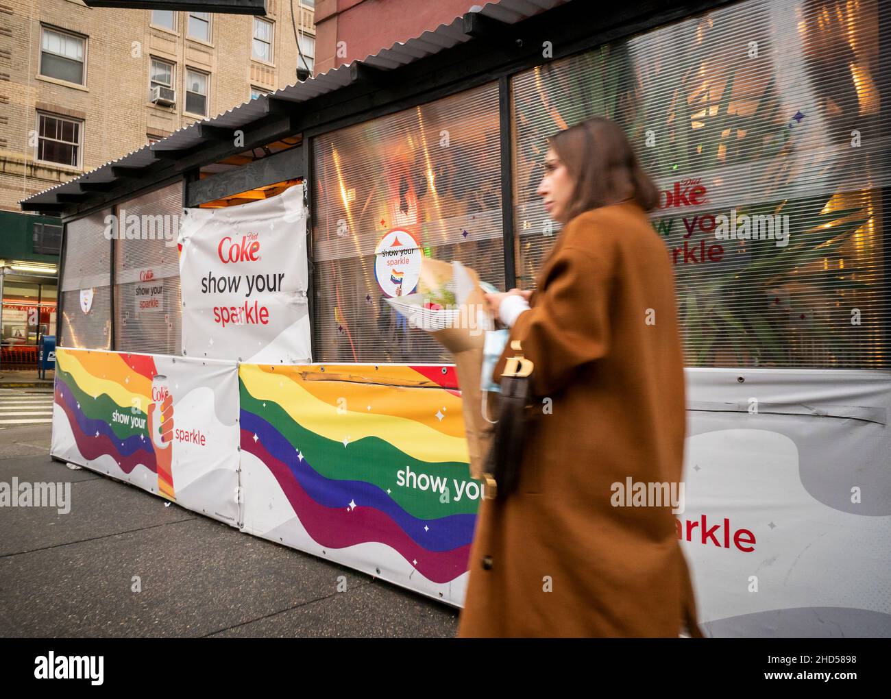 Diät-Cola, die am Samstag, den 1. Januar 2022, vor einem Restaurant in Chelsea in New York Werbung macht. (© Richard B. Levine) Stockfoto