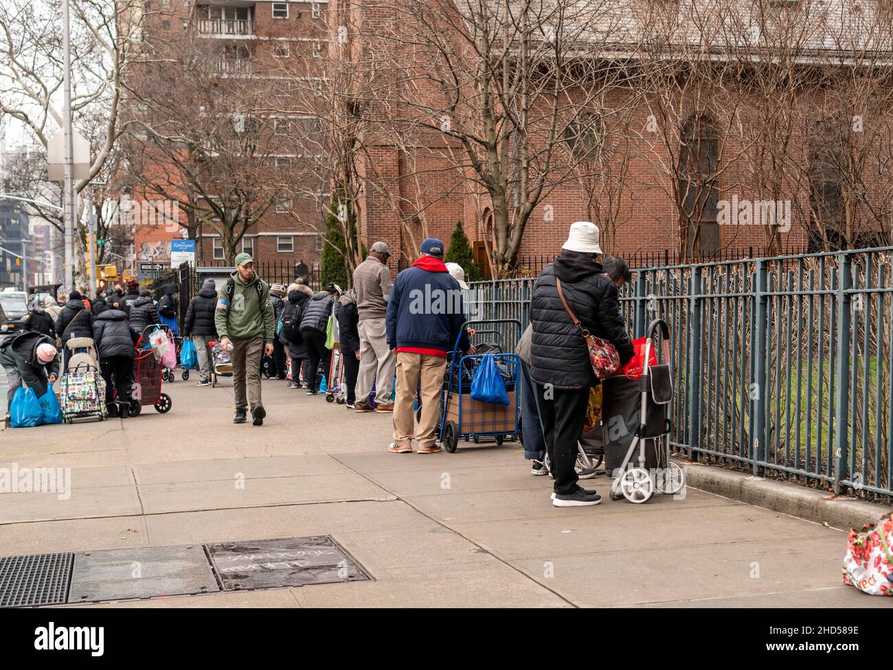 Hunderte stehen am Donnerstag, den 30. Dezember 2021, vor der Speisekammer der Heiligen Apostel in Chelsea in New York an. (© Richard B. Levine) Stockfoto