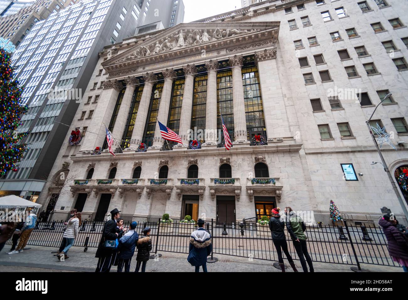 Am Freitag, den 31. Dezember 2021, dem letzten Handelstag des Jahres, strömen Touristen in die Broad Street vor der New Yorker Börse in Lower Manhattan. (© Richard B. Levine) Stockfoto