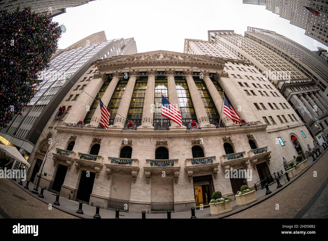 Am Freitag, den 31. Dezember 2021, dem letzten Handelstag des Jahres, strömen Touristen in die Broad Street vor der New Yorker Börse in Lower Manhattan. (© Richard B. Levine) Stockfoto