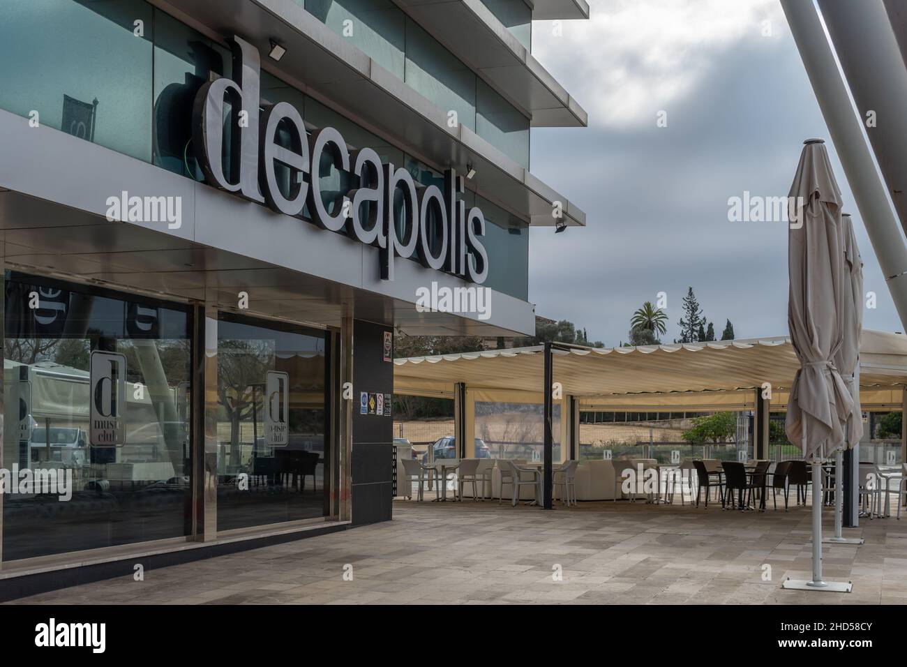 Palma de Mallorca, Spanien; januar 02 2022: Gesamtansicht des berühmten geschlossenen Nachtclubs Decapolis, der sich in einem Industriepark in der Stadt Palma d befindet Stockfoto