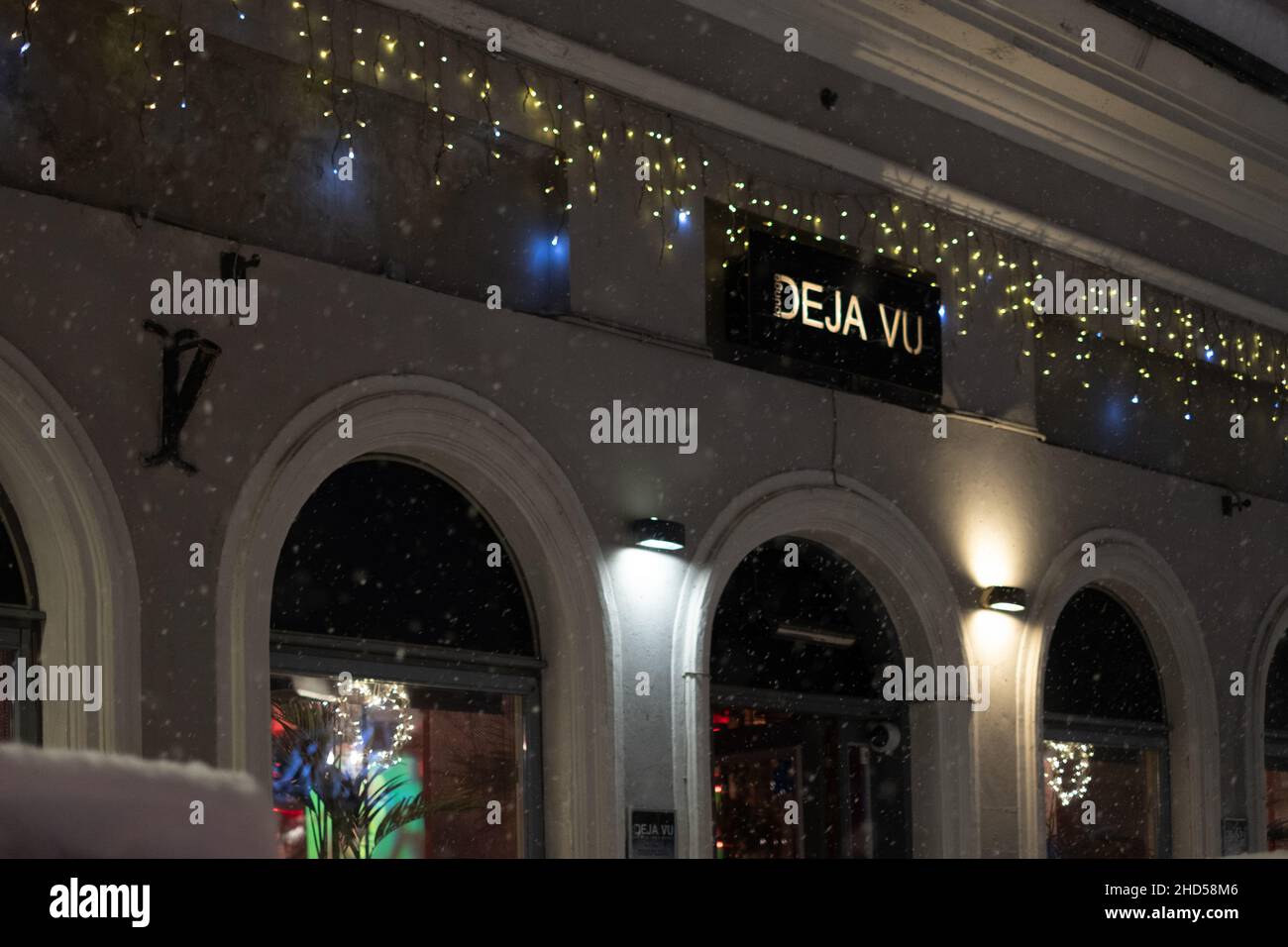 Café und Lounge 'Deja Vu' in Tallinn bei winterlichem Schneefall. Nachtleben in Estland. Stockfoto