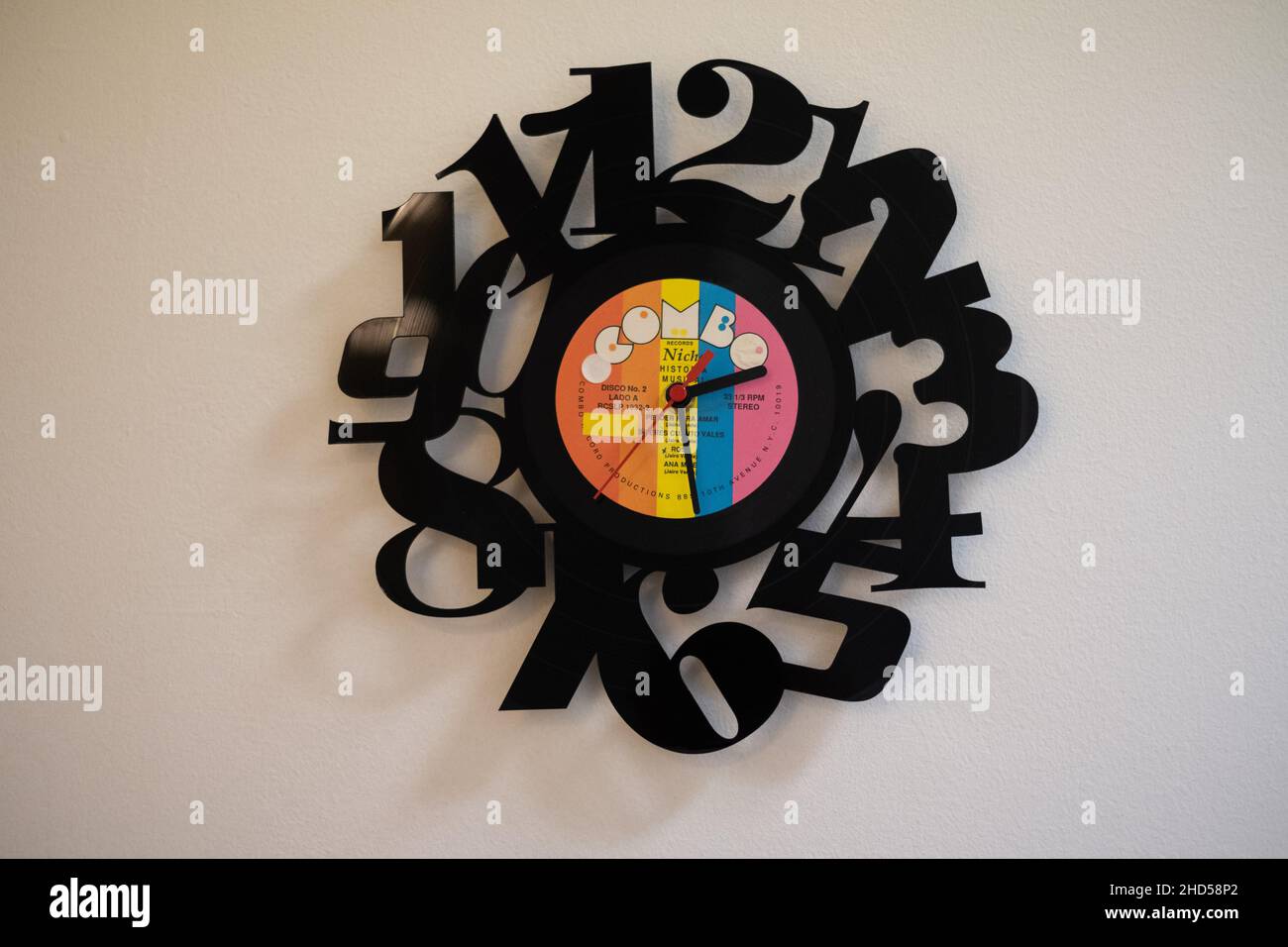 Schallplattenuhr aus Vinyl. Recycelte alte Combo-Schallplatte aus Vinyl, die in eine Wanduhr verwandelt wurde. Stockfoto