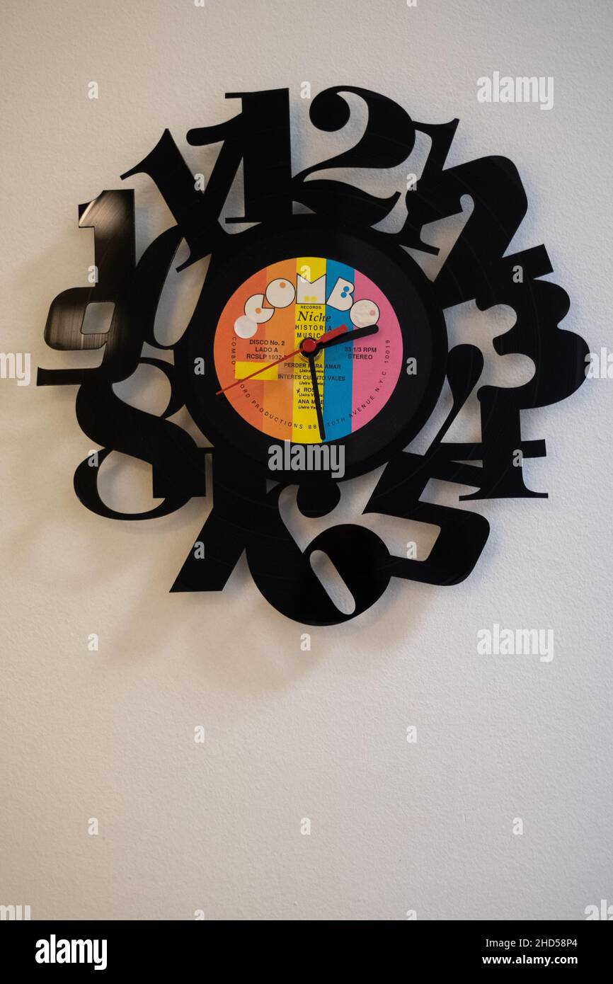 Schallplattenuhr aus Vinyl. Recycelte alte Combo-Schallplatte aus Vinyl, die in eine Wanduhr verwandelt wurde. Stockfoto