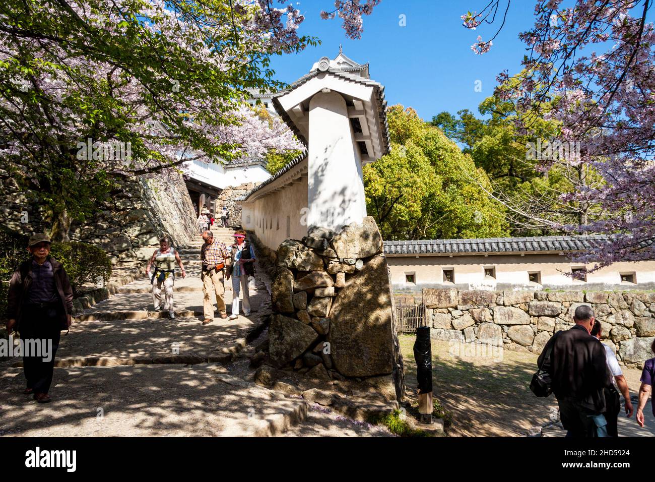 Die berühmte abgestufte Haarnadelkurve mit verteidigender weißer Gipswand beim Anflug auf eines der Ha-Tore auf das berühmte Himeji-Schloss in Japan Stockfoto