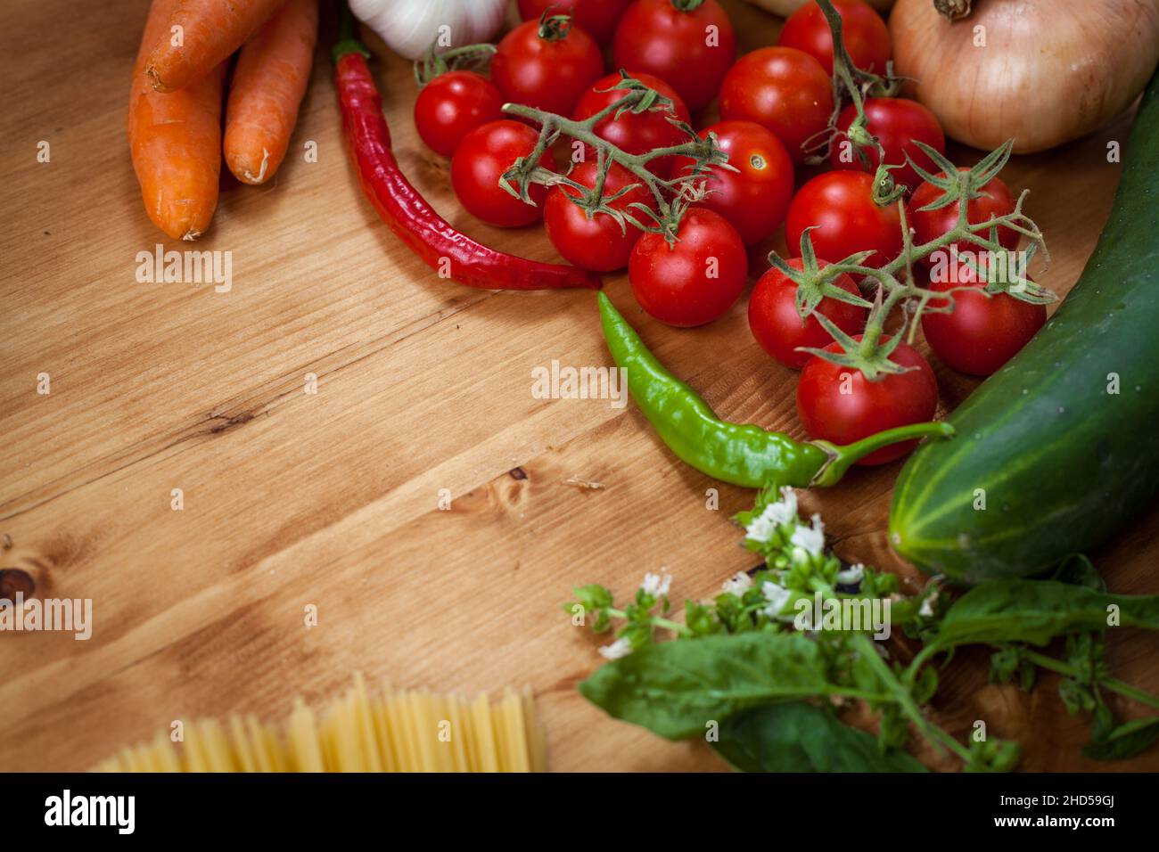 Spaghetti Nudeln mit Tomaten, Knoblauch, Olivenöl und Basilikum Stockfoto