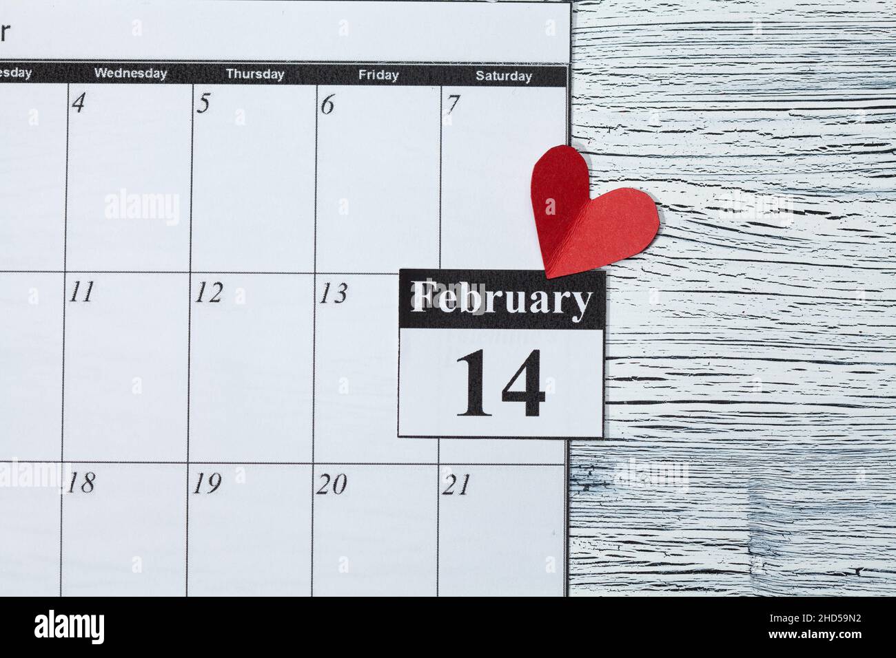 14. Februar, im Kalender, Valentinstag, Herz aus rotem Papier Stockfoto