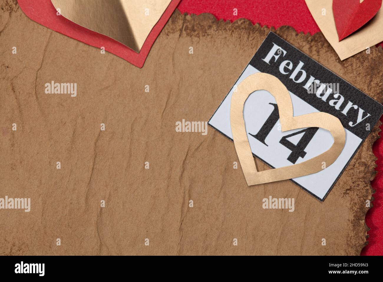14. Februar, im Kalender, Valentinstag, Herz aus rotem Papier Stockfoto