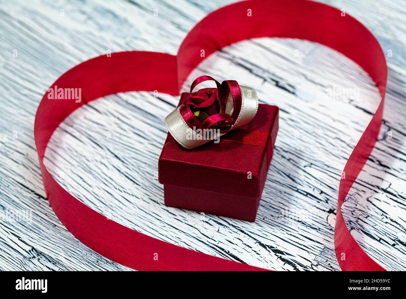Februar, Geschenkbox, Valentinstag, Herz aus rotem Band Stockfoto