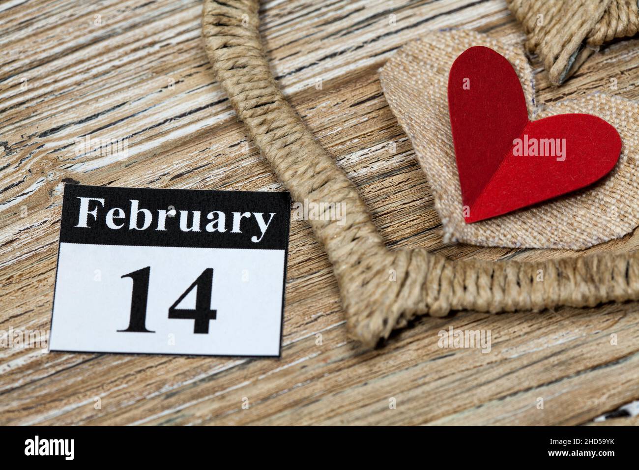 14. Februar, im Kalender, Valentinstag, Herz aus rotem Papier Stockfoto