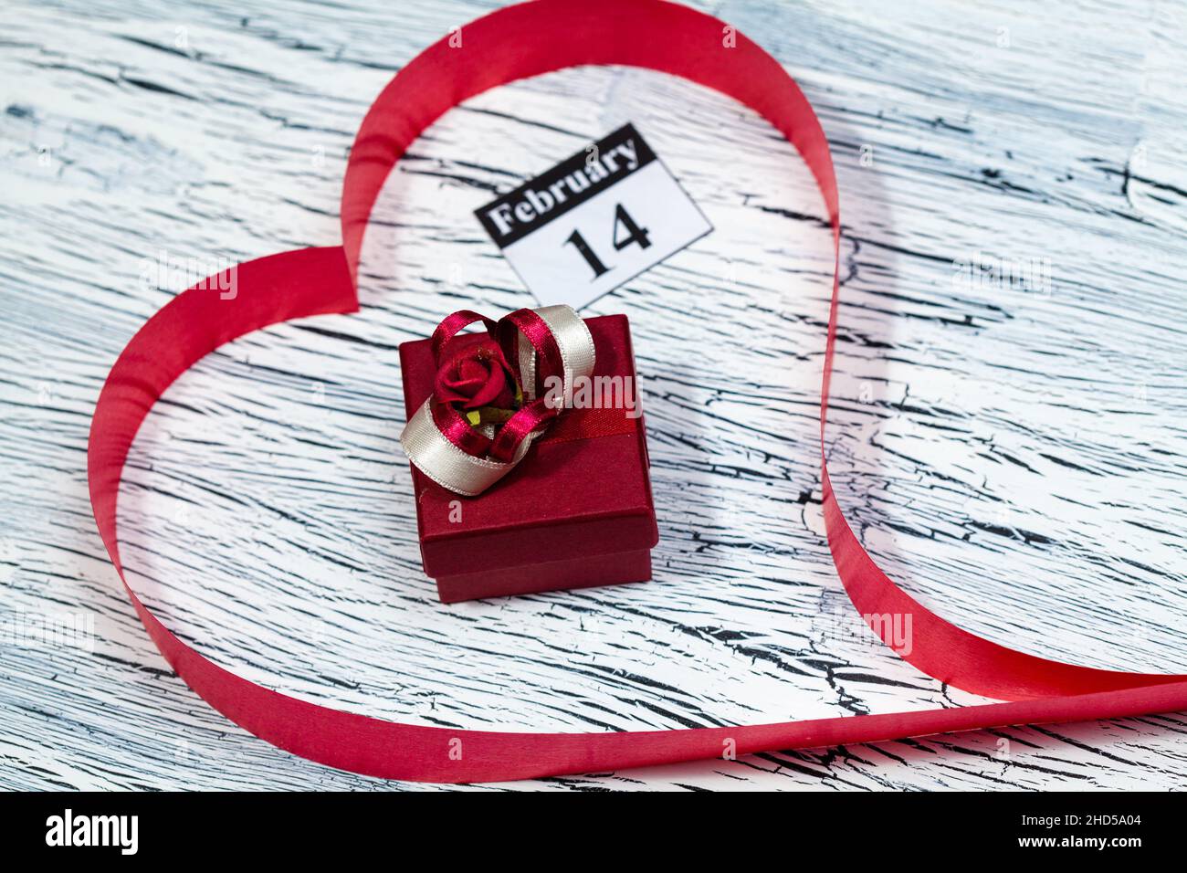 14. Februar, im Kalender, Valentinstag, Herz aus rotem Band Stockfoto