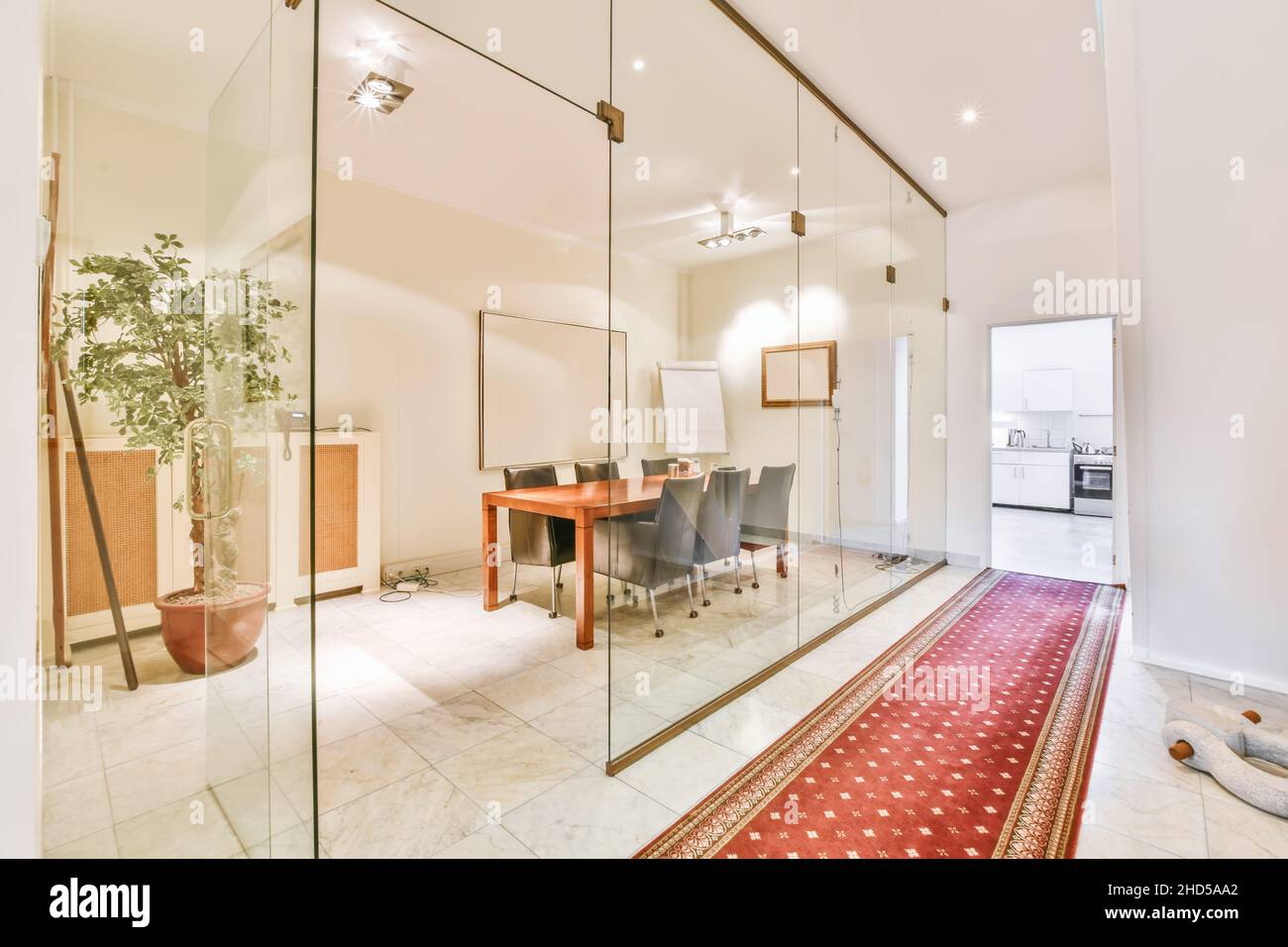 Großer Tisch im Konferenzsaal mit bequemen Stühlen Stockfoto