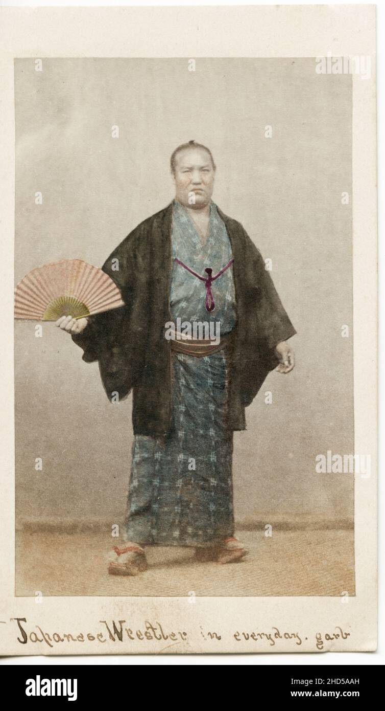 Vintage-Fotografie aus dem 19th. Jahrhundert - Japan Carte de Visite aus den 1860er Jahren, zugeschrieben Felix Beato Studio: Japanischer Sumo-Wrestler im Alltagsgewand. Stockfoto