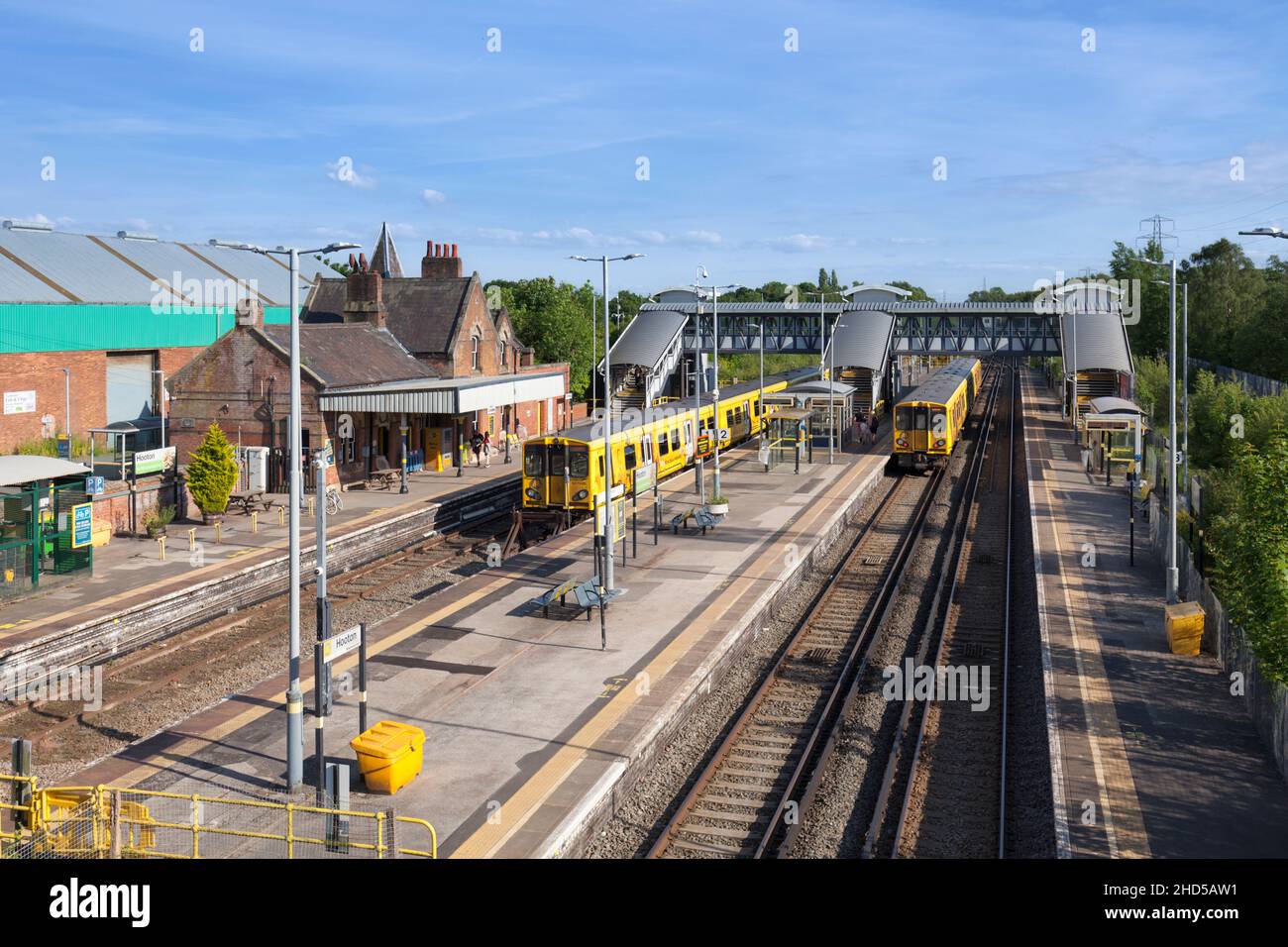 Die elektrischen Züge der Merseyrail-Klasse 507 befinden sich am Bahnhof Hooton mit 4 Bahnsteigen in der Stadt Stockfoto