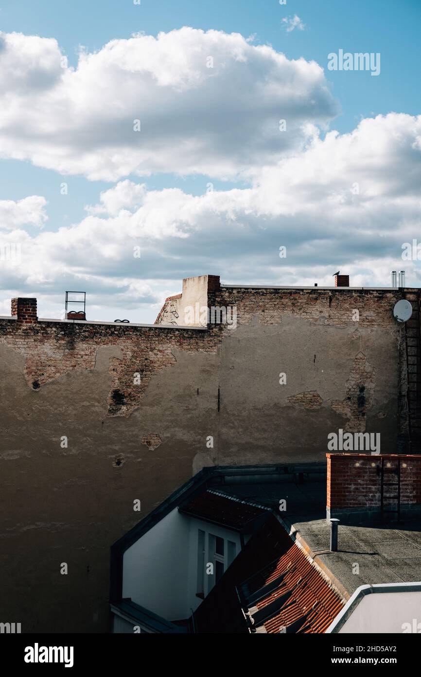 Vertikale Aufnahme von Backsteingebäuden unter dem wolkigen Himmel Stockfoto