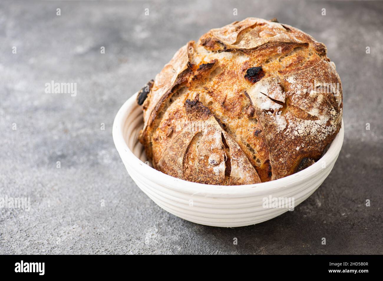 Sauerteig-Fruchtbrot mit getrockneten Aprikosen, Preiselbeeren und Haselnüssen. Stockfoto