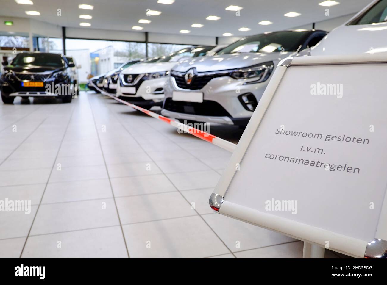 Der Autosalon ist wegen der Sperrung in den Niederlanden für Kunden geschlossen Stockfoto