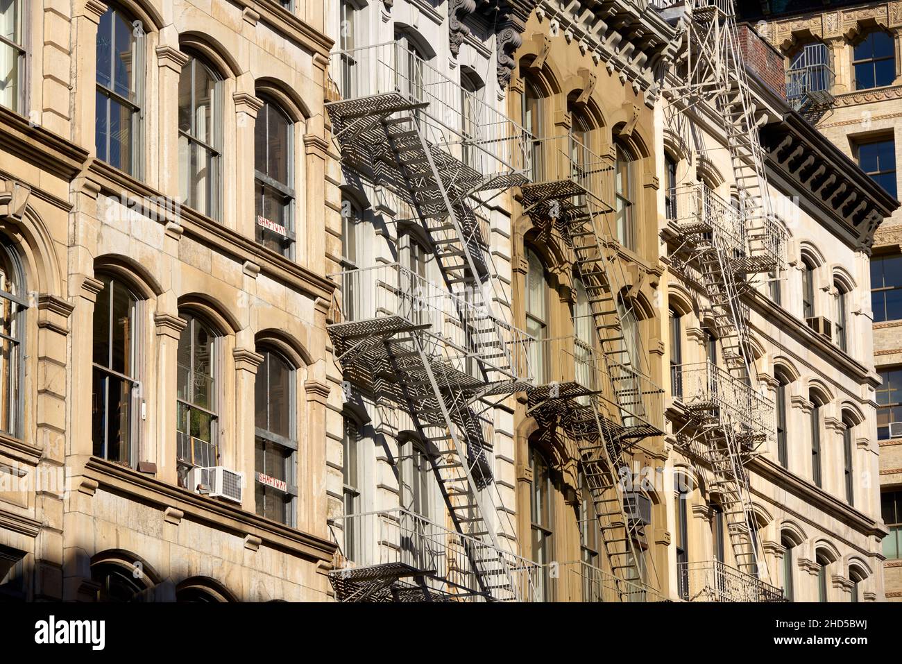 Typische Loftfassaden in Soho mit Feuerausbrüchen. Manhattan, New York City Stockfoto