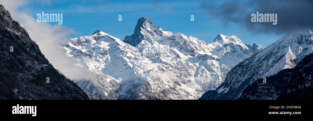Ecrins National Park mit Panoramablick auf den Olan Peak im Winter. Valgaudemar Valley (Champsaur) in der Region Hautes-Alpes. Alpen, Frankreich Stockfoto