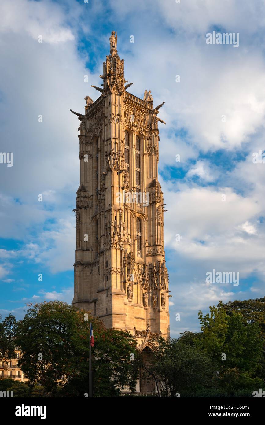 Besichtigen Sie Saint-Jacques (historisches Monument - extravagante gotische Architektur) in Paris bei Sonnenuntergang. 4th Arrondissement (Right Bank), Paris, frankreich Stockfoto