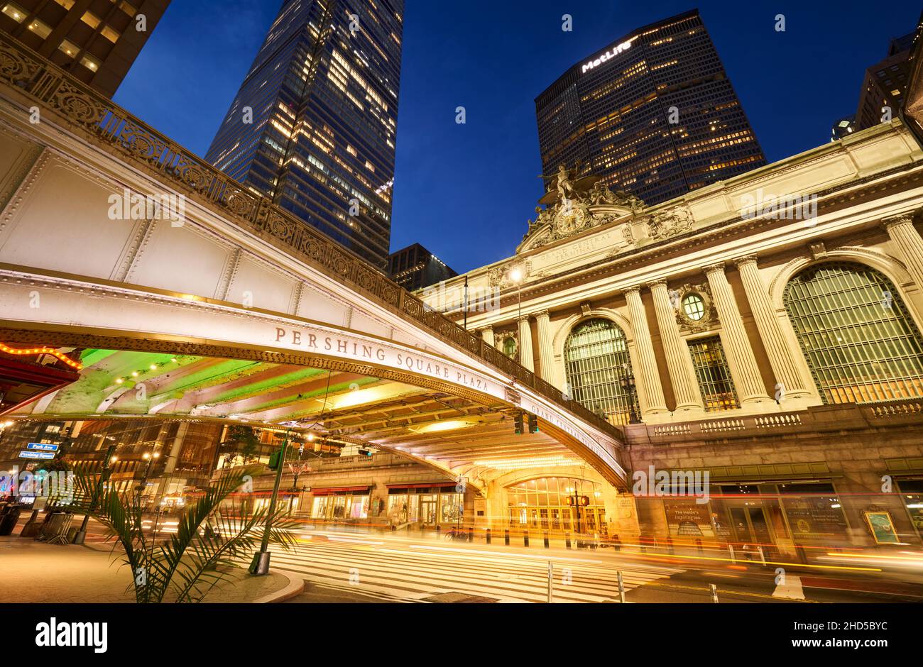 Eingang zum Grand Central Terminal (historisches Wahrzeichen) von New York City, beleuchtet am Abend. 42nd Street, Midtown Manhattan Stockfoto