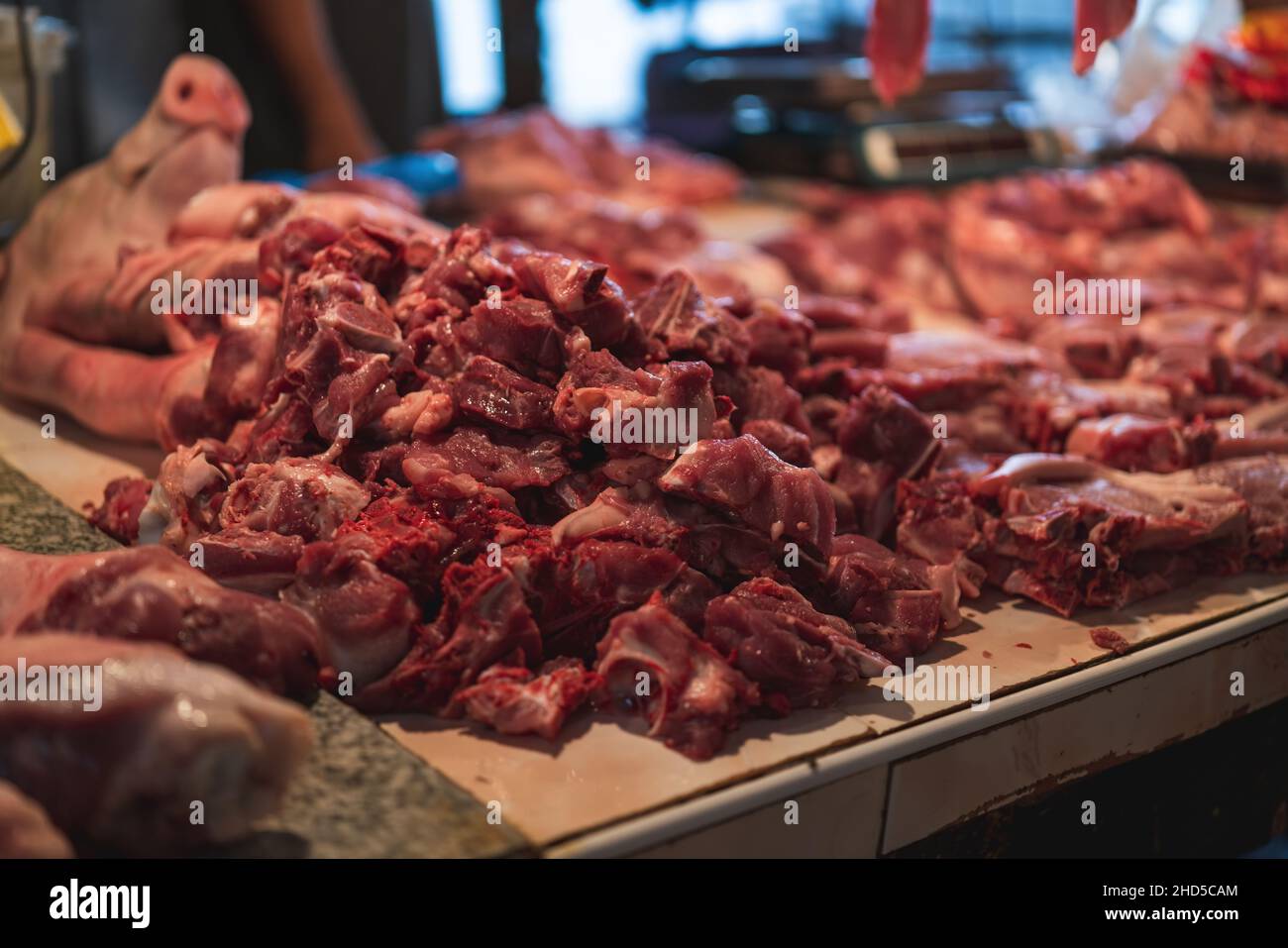 Ein Haufen rohes Schweinefleisch auf einem asiatischen Markt. Stockfoto