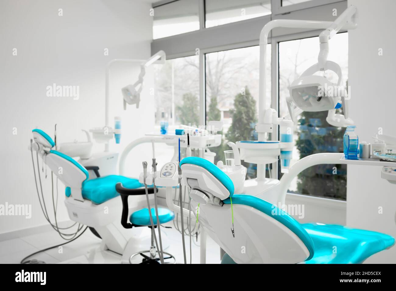 Zahnklinik mit neuen Zahnarztstühlen Stockfoto