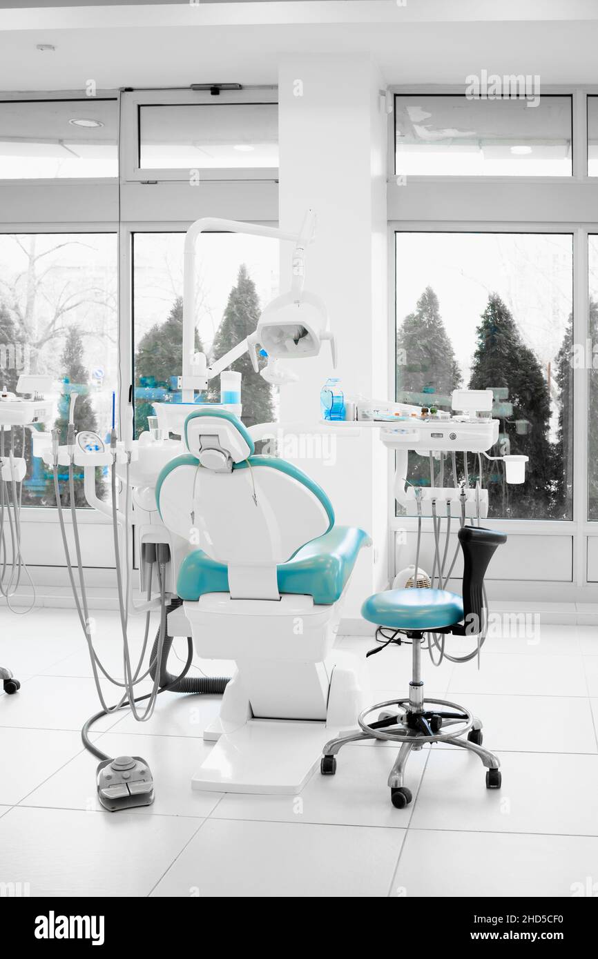 Interieur eines modernen Zahnarztpraxen mit brandneuem Zahnarzt Stühle Stockfoto