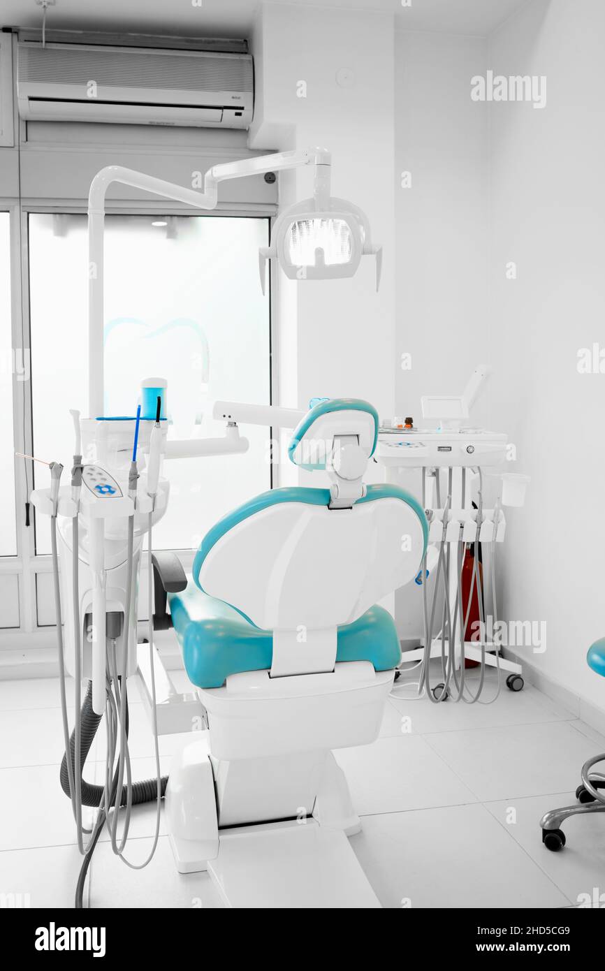 Interieur eines modernen Zahnarztpraxen mit brandneuem Zahnarzt Stühle Stockfoto
