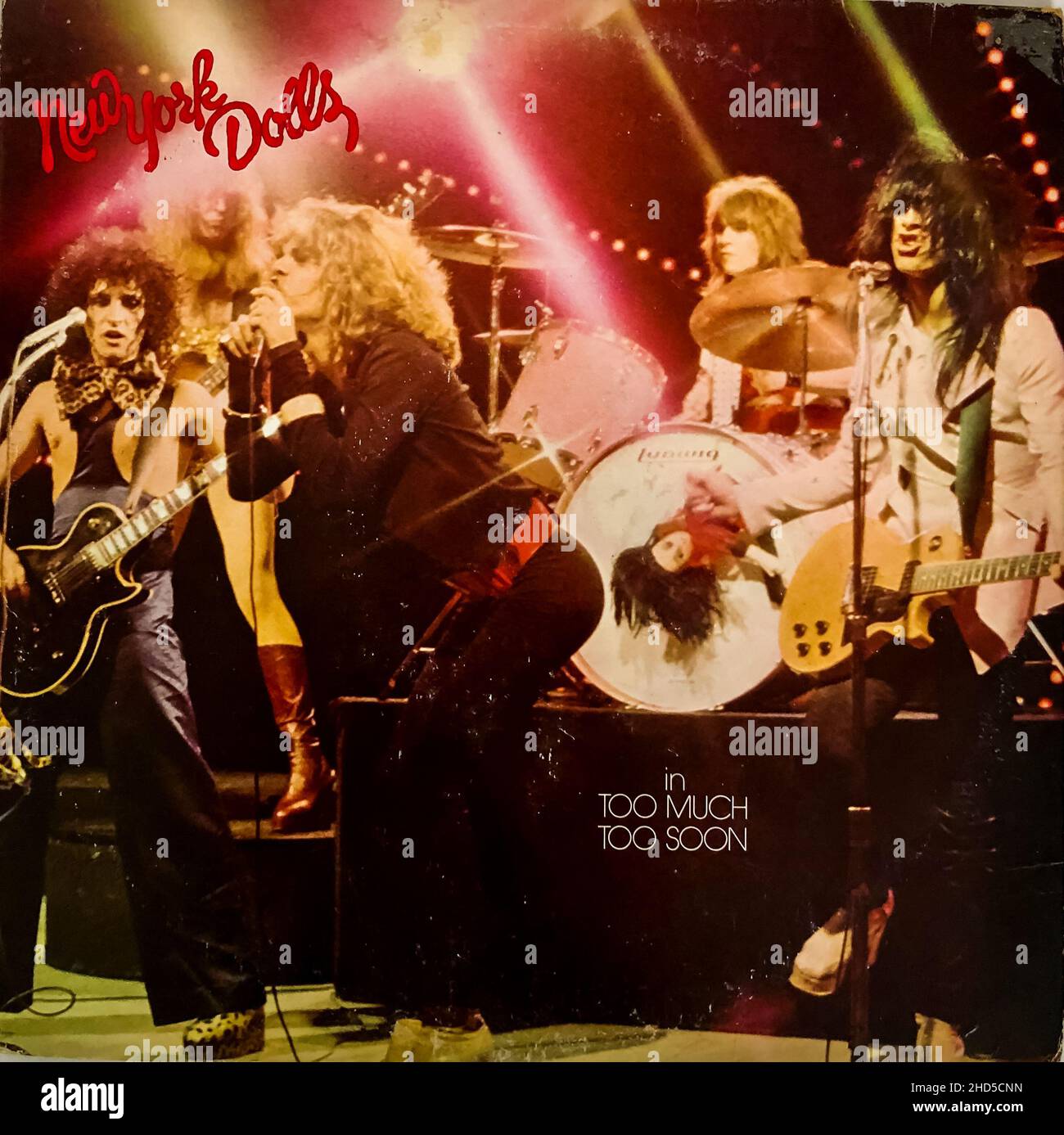 New York, NY, Punk Rock Album „New York Dolls“ „Too Much, Too Soon“ 1970er Jahre Musik, Cover Fotografie, klassische Rock-Alben der JUGENDKULTUR, Vintage-Cover Stockfoto