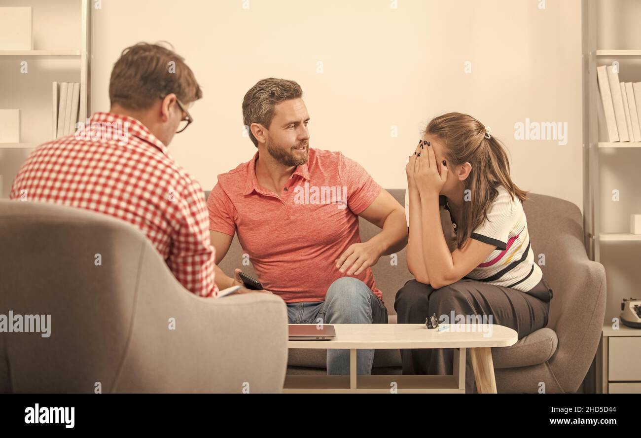 Familienaggression. Mann und Frau sprechen mit Sozialarbeitern. Zwischenmenschliche Beziehungen. Lebenstrainer. Stockfoto