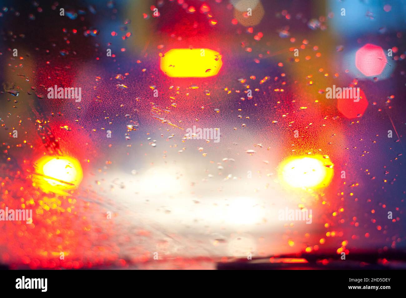 Regnerischen Nachtverkehr - Regen hinter Glas des Autos Stockfoto