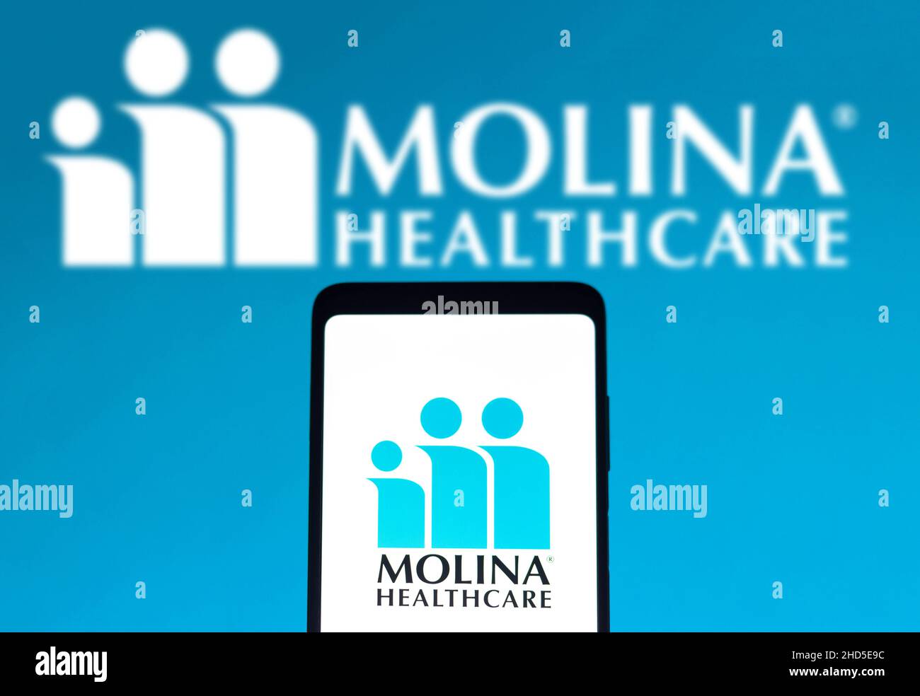 In dieser Abbildung wird das Molina Healthcare-Logo auf einem Smartphone-Bildschirm und im Hintergrund angezeigt. (Foto von Rafael Henrique / SOPA Images/Sipa USA) Stockfoto