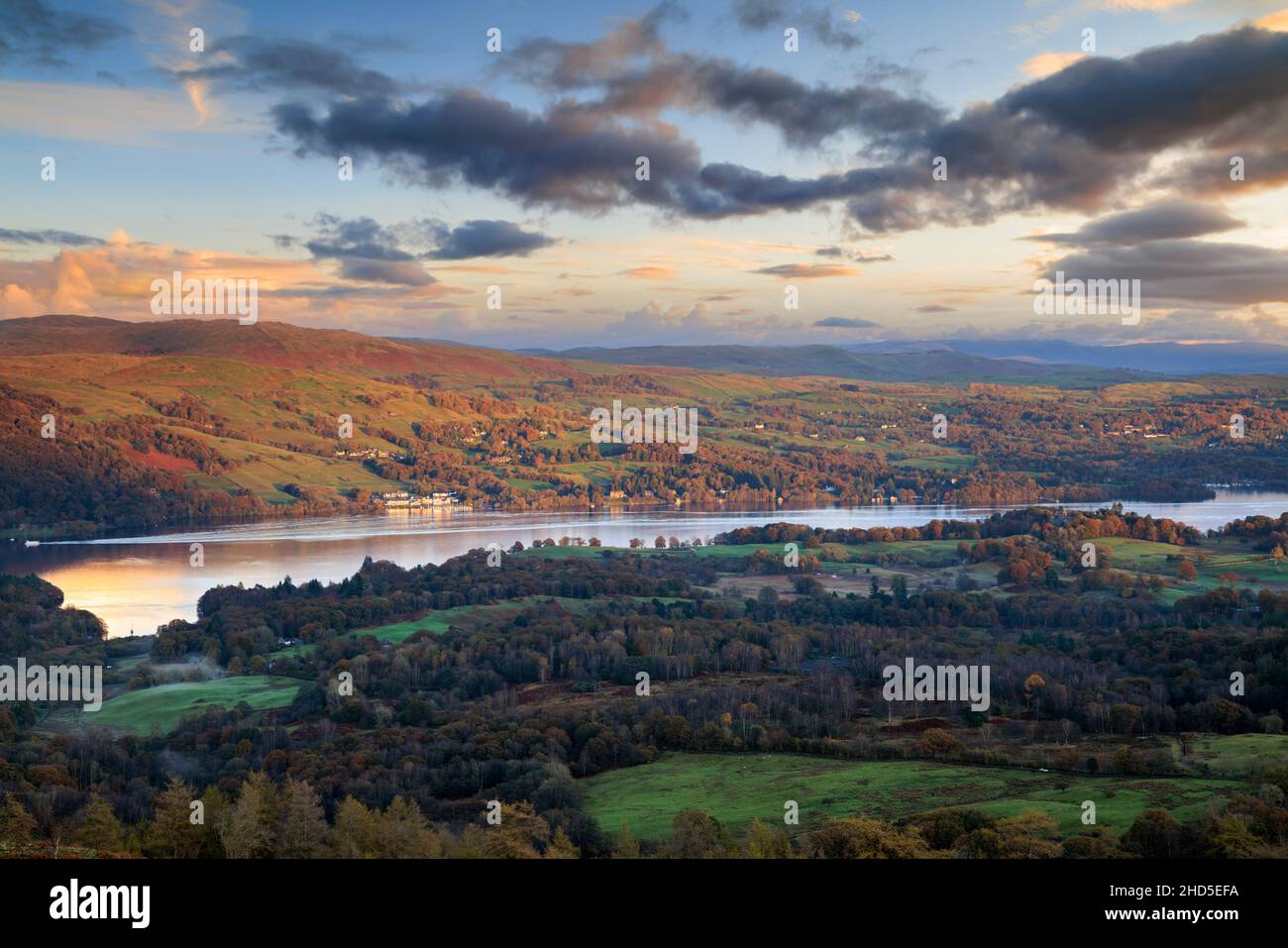 Sonnenuntergang über Lake Windermere. Stockfoto