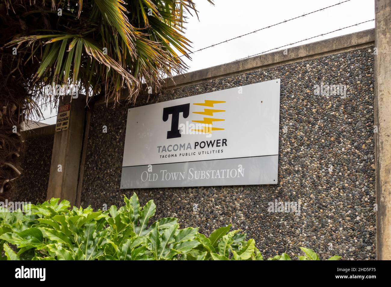 Tacoma, WA USA - ca. August 2021: Abgewinkelte Ansicht der Außenseite des Tacoma Public Utilities-Gebäudes in der Altstadt von Tacoma. Stockfoto