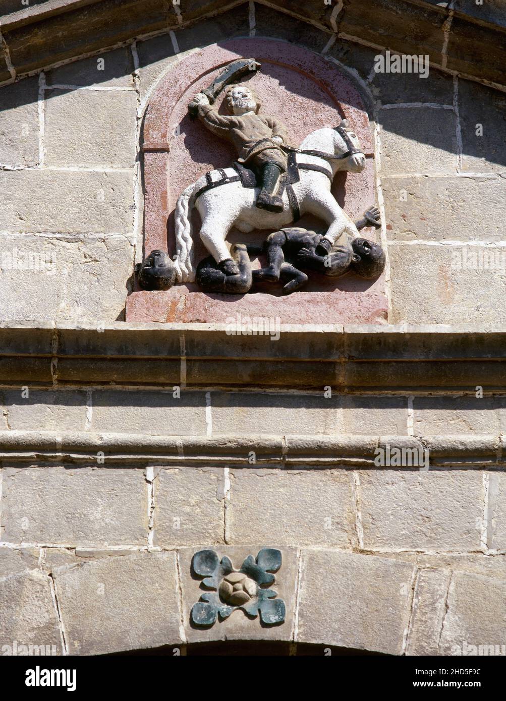 Spanien, Baskenland, Provinz Biskaya, Zeberio (Ceberio). Der heilige Jakobus, der Mauren-Totschläger (Santiago Matamoros), siegt zu Pferd über die Ungläubigen. Skulptur im Tympanon der Kapelle des heiligen Antonius von Padua. Stockfoto