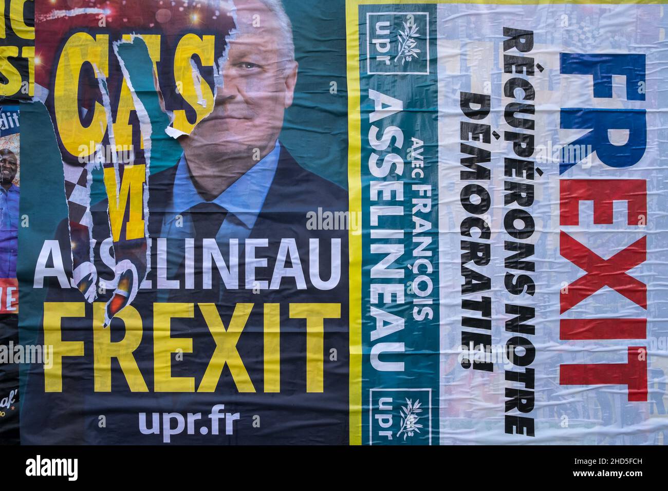 Cherbourg-en-Cotentin, Normandie, Frankreich. 8th Dez 2021. Plakate von François Asselineau sind mit dem Slogan Frexit eingeklebt. Francois Asselineau ist ein Kandidat, der sich für den Austritt Frankreichs aus der Europäischen Union einsetzt.die Wahl des Präsidenten der Französischen Republik findet am Sonntag, den 10. April 2022, für die erste Runde und am Sonntag, den 24. April 2022, für die zweite Runde statt. St. Pierre und Miquelon, St. Barthélemy, St. Martin und Französisch-Polynesien, die Wähler werden am Samstag, 9. April und Samstag, 23. April aufgrund der Zeitverschiebung abstimmen. (Cr Stockfoto