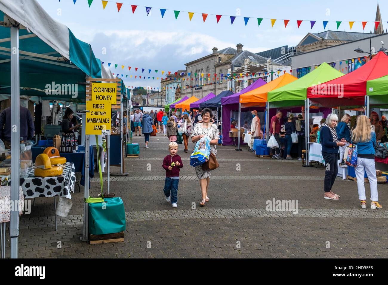 Ein Straßenmarkt am Samstag in Lemon Quay in Truro in Cornwall. Stockfoto