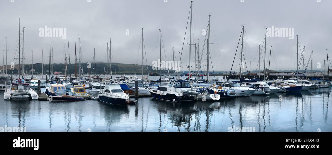 Ein Panoramabild verschiedener Boote, die an einem kalten nebligen Tag in Falmouth in Cornwall am Discovery Quay festgemacht wurden. Stockfoto