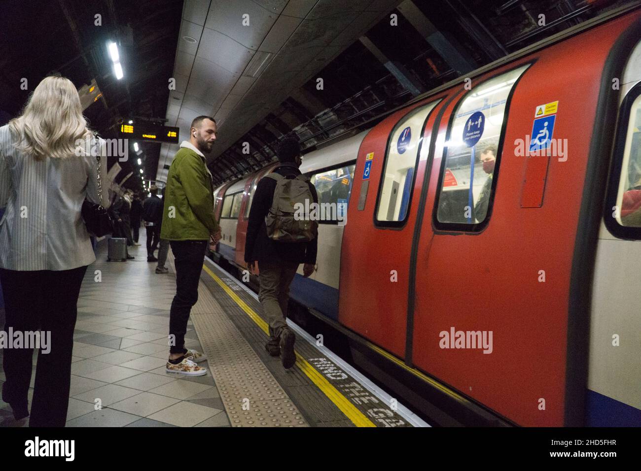 London, Großbritannien, 3. Januar 2022: Auf der Beschilderung der Londoner U-Bahn werden alle Passagiere, die nicht medizinisch ausgenommen sind, wiederholt daran erinnert, dass sie Gesichtsmasken tragen müssen. Die Compliance ist hoch, aber nicht hundertprozentig. Anna Watson/Alamy Live News Stockfoto