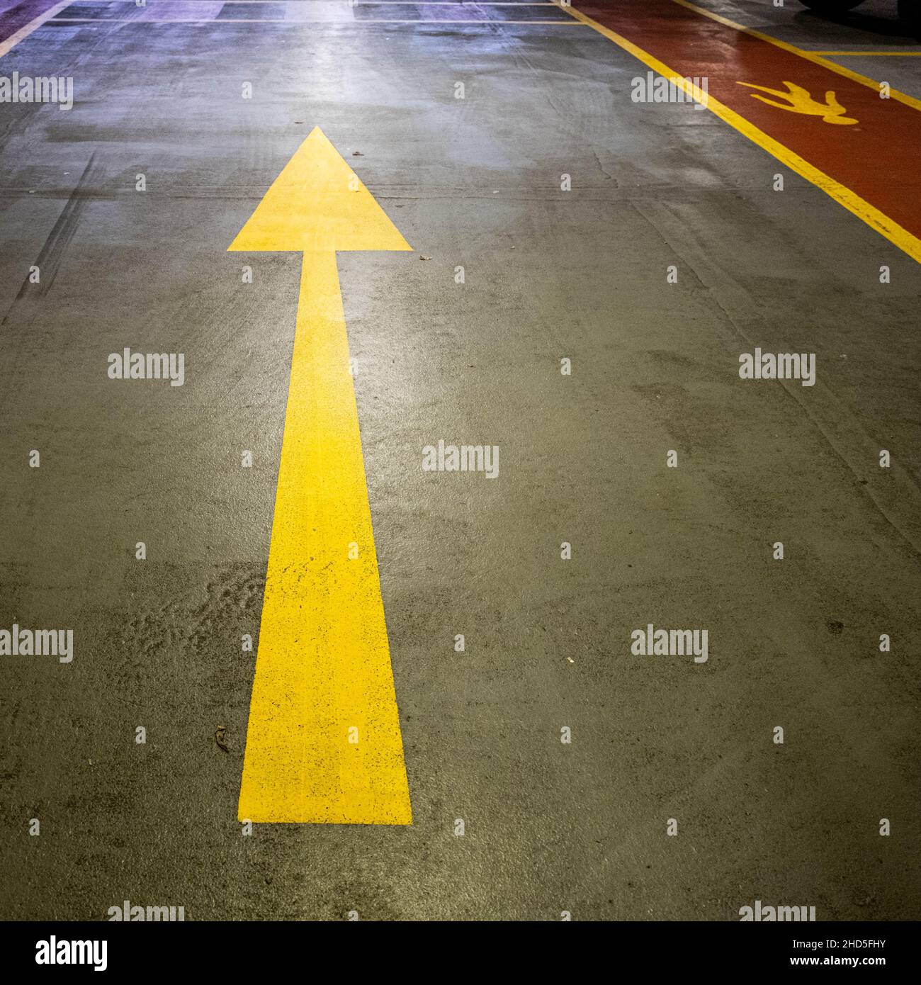 Epsom Surrey UK Januar 02 2022, Painted Floor Marking Arrow is A Public Car Park with No People Stockfoto