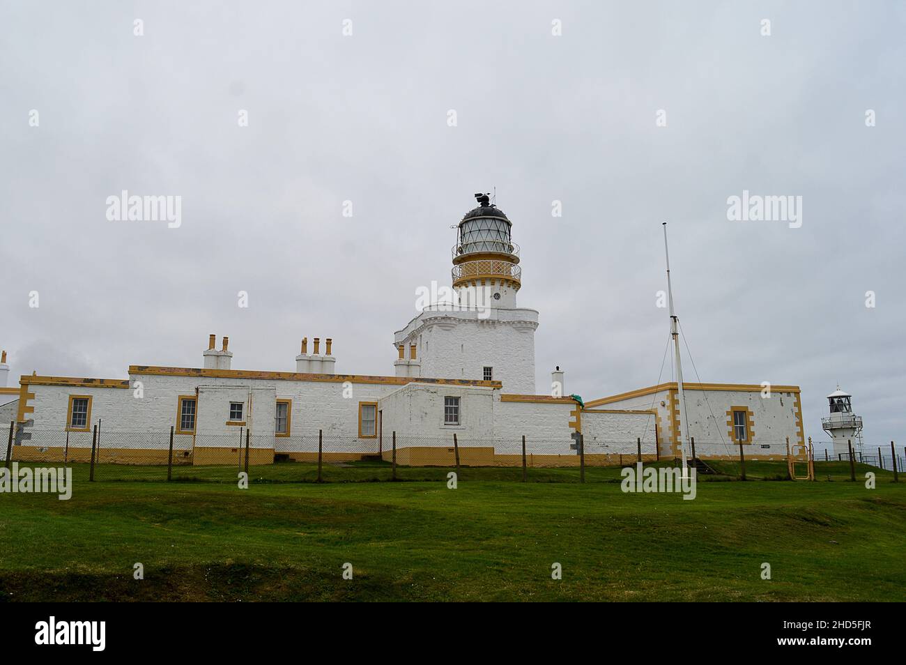 FRASERBURGH, SCOTALND - 3. SEPTEMBER 2021: Der ursprüngliche Leuchtturm von Kinnaird Head, der 1787 in Kinnaird Castle und Schottlands erstem Leuchtturm erbaut wurde. Stockfoto