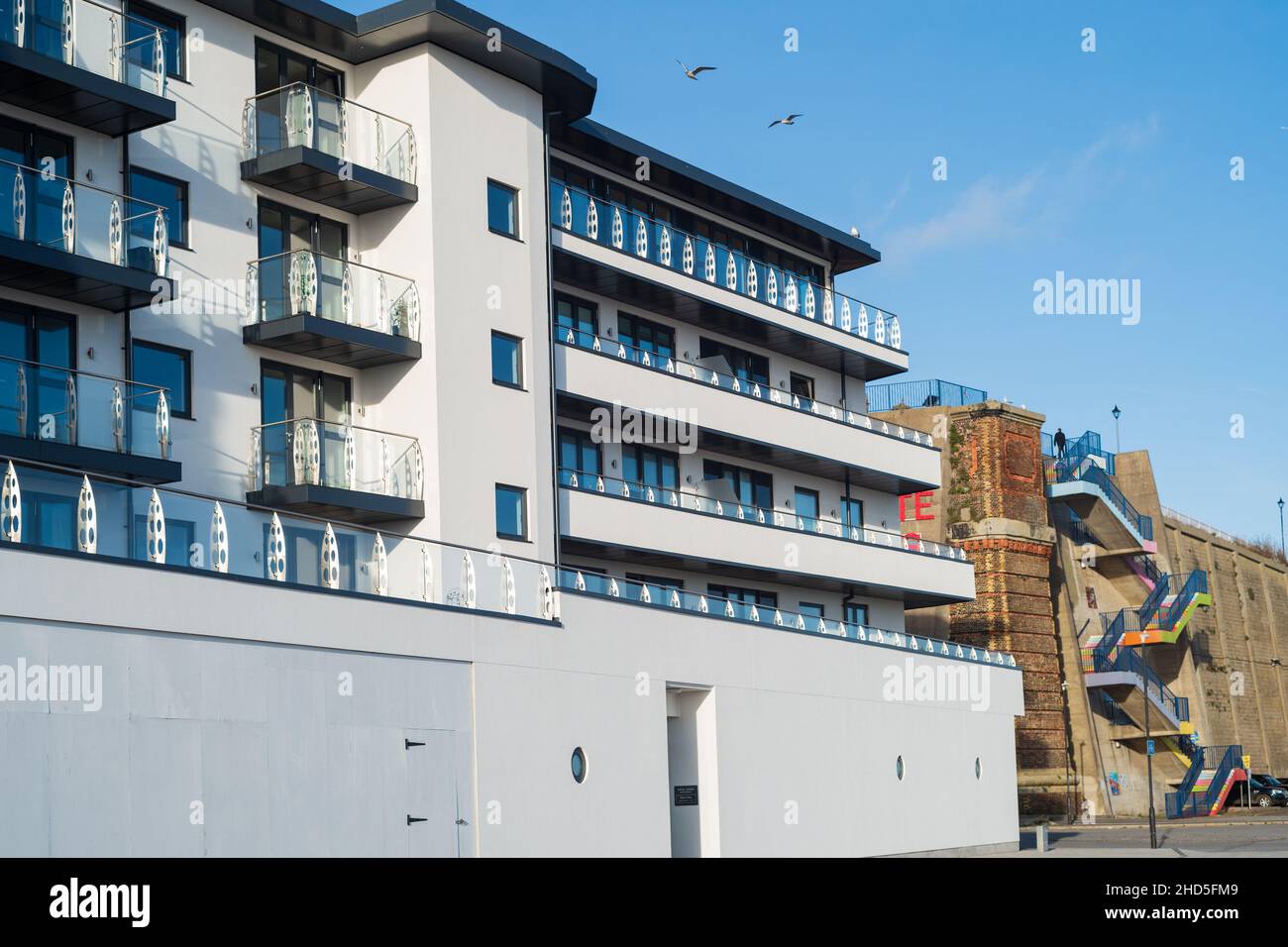 Ramsgate UK - Dez 31 2021 Teil der neuen Royal Sands Luxus-Apartments am Strand neben dem Eingang zu den Ramsgate Tunnels und dem farbenfrohen Augus Stockfoto