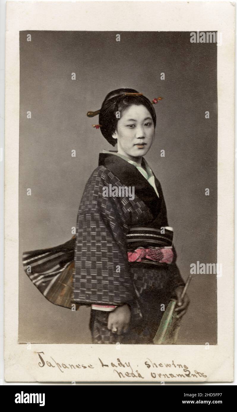 Vintage-Fotografie aus dem 19th. Jahrhundert - Japan carte de Visite aus den 1860er Jahren, zugeschrieben Felix Beato Studio: Japanisches Mädchen mit Haarschmuck. Stockfoto