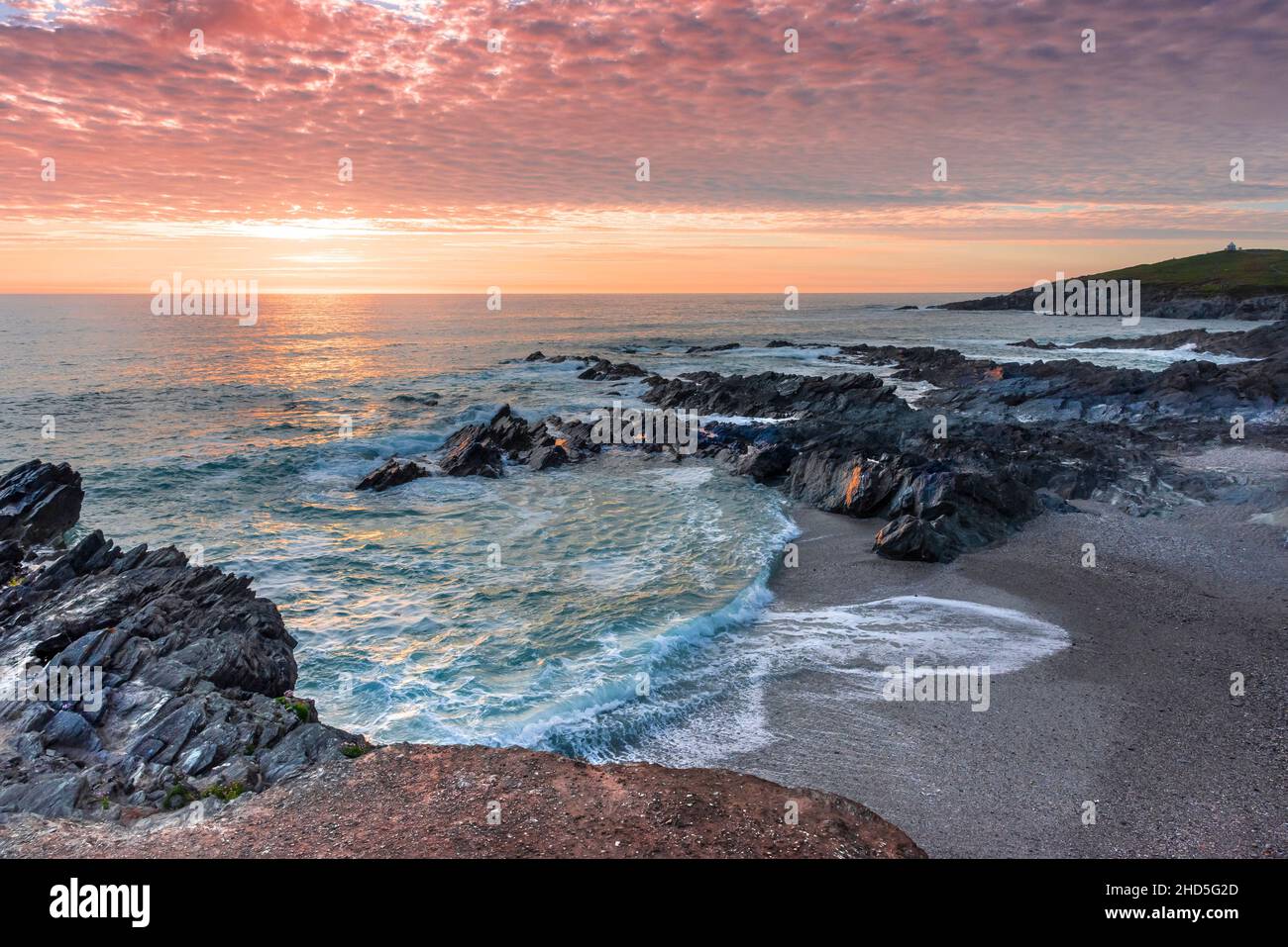 Ein wunderschöner, farbenfroher Sonnenuntergang über Little Fistral an der Küste von Newquay in Cornwall. Stockfoto