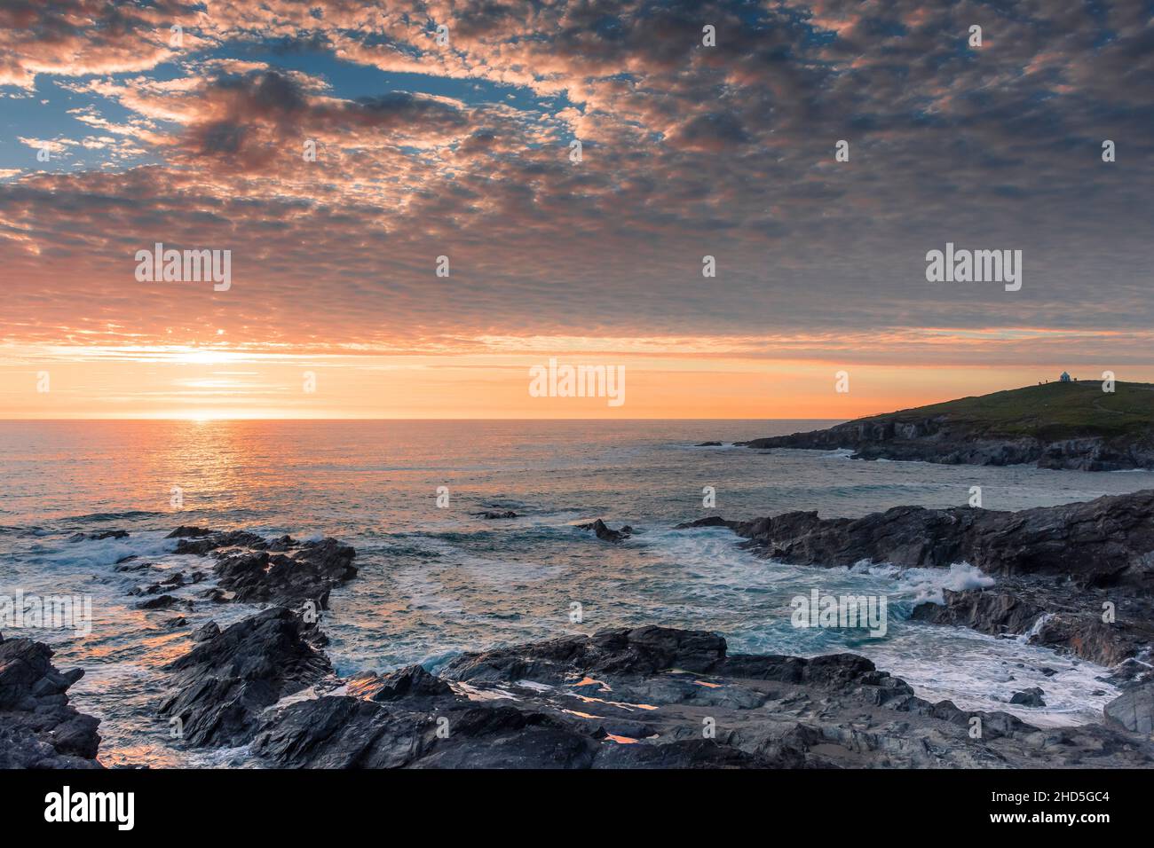 Ein wunderschöner, farbenfroher Sonnenuntergang über der Fistral Bay an der Küste von Newquay in Cornwall. Stockfoto
